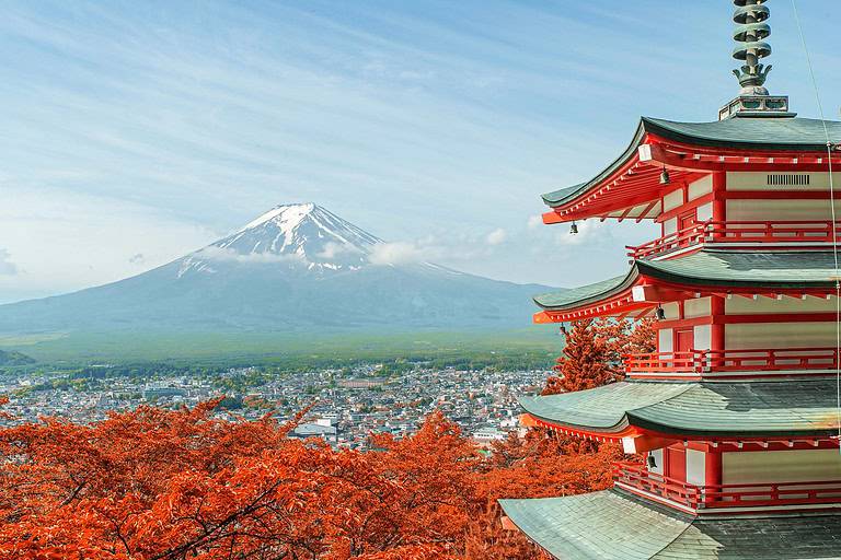 10 Lavish Escapes: Best Luxury Destinations for Solo Travelers in 2024